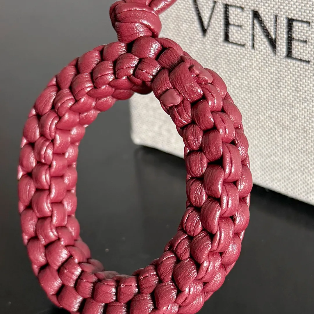 Batch 420 Let’s see what new cute little thing BV has released~ It’s this letter pendant, which is different from the puppy pendant. The weaving of this letter is more three-dimensional, and the material is very solid, and it is not easy to deform even if it is folded. Style number: O